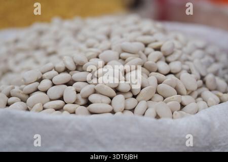 Weiße Bohnen in einem Sack auf einem Markt am Morgen Stockfoto