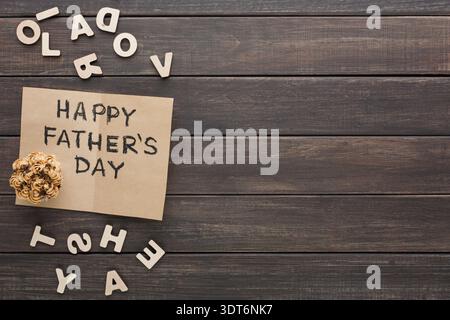 Karte zum Vatertag mit Buchstaben auf Holztisch für Geschenkideen Stockfoto