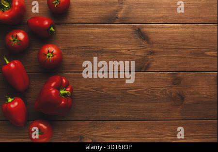 Sammlung von roten Tomaten und Paprika auf Holzoberfläche Stockfoto