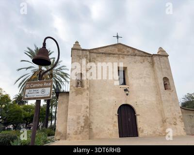 San Gabriel, Kalifornien, USA - 14. April 2024: Blick auf ein Wahrzeichen der echten Glocke El Camino vor der San Gabriel Mission Church. Stockfoto