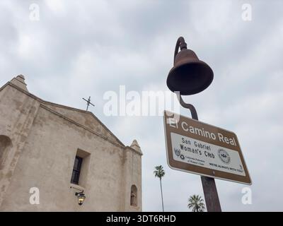 San Gabriel, Kalifornien, USA - 14. April 2024: Blick auf ein Wahrzeichen der echten Glocke El Camino vor der San Gabriel Mission Church. Stockfoto