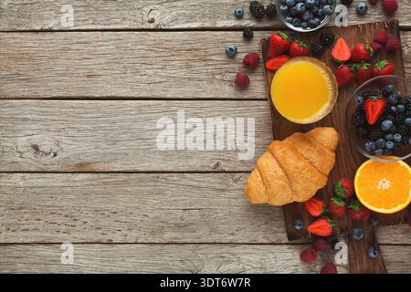 Frisches Obst und Gebäck auf einem Holztisch zum Frühstückstreffen Stockfoto