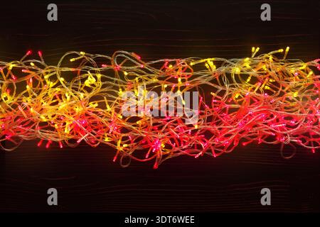 Bunte Lichter Erstellen Sie eine helle und lebendige Collage der Beleuchtung auf einer dunklen Oberfläche Stockfoto