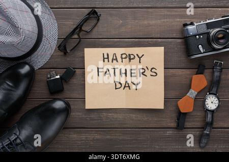 Happy Vatertag-Feier mit Geschenken und Accessoires auf einem Holztisch Stockfoto