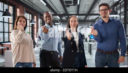 Freunde bilden Ein vielfältiges Team, Happy Making Heart Sign Together. Stockfoto