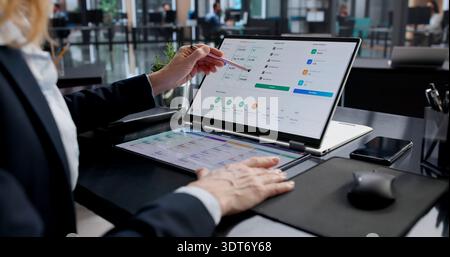 Fokussierte Frau, Die Laptop Für Compliance-Berechnungen Und Steuervorteile Verwendet. Stockfoto