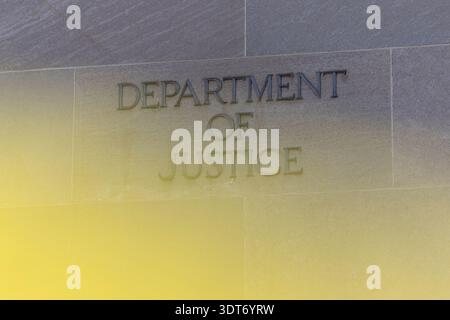 Washington, Usa. Februar 2026. Das Schild des Justizministeriums befindet sich an der Außenseite des Hauptquartiers des US-Justizministeriums. Quelle: SOPA Images Limited/Alamy Live News Stockfoto
