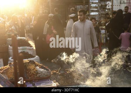 Kairo, Ägypten. Am 2. Juli 2024 Rauch aus brennendem Räucherstäbchen auf einem geschäftigen Markt im historischen islamischen Viertel von Kairo, Ägypten Stockfoto