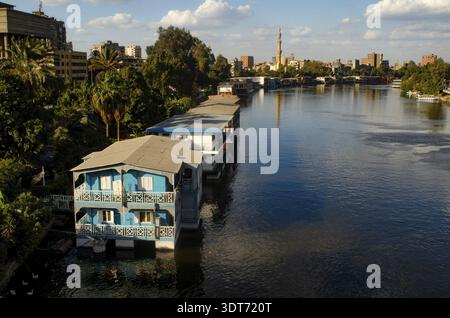 Kairo, Ägypten. 6. Januar 2013 Floating House Boote auf dem Nil, Zamalek, Kairo, Ägypten Stockfoto