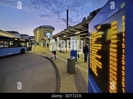Bushaltestelle am frühen Morgen direkt neben dem Wuppertaler Hauptbahnhof, öffentliche Verkehrsanbindung, Nordrhein-Westfalen, Deutschland Stockfoto