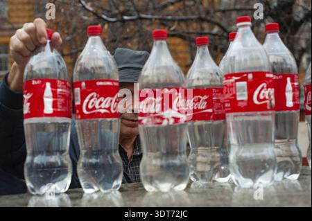 Sofia, Bulgarien. 21. Januar 2018 ein alter bulgarischer Mann, der an einer heißen Quelle im Zentrum oder Sofia, Bulgarien, Coca-Cola-Flaschen mit Mineralwasser füllt Stockfoto