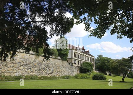 Historisches Schloss mit Garten und Mauer in Forchheim, umgeben von Natur, Forchheim, Bayern, Deutschland Stockfoto