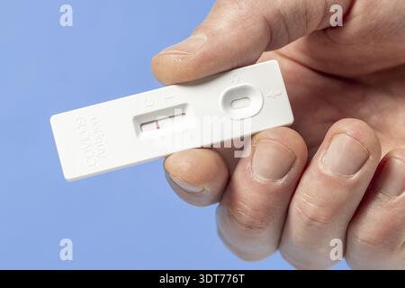 Hand mit negativem Covid-19-Testergebnis mit SARS CoV-2 Rapid-Antigen-Testkit Stockfoto