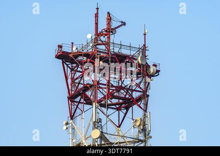 3G-, 4G- und 5G-Mobilfunkantennen. Basis-Transceiver-Station. Telekommunikationsturm. Antennensender Für Drahtlose Kommunikation Stockfoto
