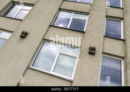 Fenster mit klassischer Fassade des verlassenen Bürogebäudes. Flachwinkelansicht Stockfoto
