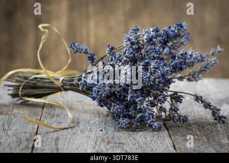 Blumenstrauß aus getrocknetem Lavendel liegen auf Holz- Hintergrund Stockfoto