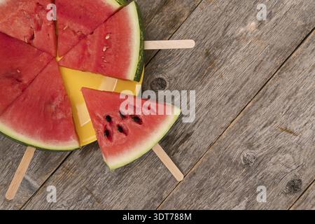 Wassermelone Schicht Eis am Stiel auf eine Platte und alten Holz Hintergrund Stockfoto