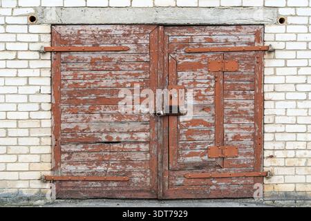 Alte Holztür des verlassenen Garage Stockfoto