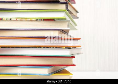 Bücher in der Bibliothek, Bildung Hintergrund gestapelt, zurück in die Schule Konzept Stockfoto