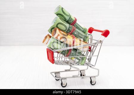 Warenkorb voller roll Euro-Banknoten Stockfoto