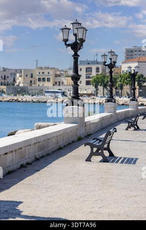 Bari, Italien, Apulien - 23. Mai 2024: Blick auf die Küste von Kaiser Augustus (Lungomare Imperatore Augusto), malerische Promenade an der Adria Stockfoto