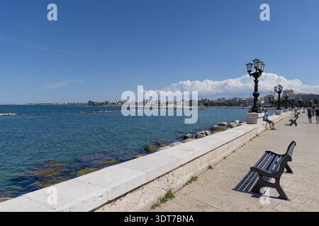 Bari, Italien, Apulien - 23. Mai 2024: Blick auf die Küste von Kaiser Augustus (Lungomare Imperatore Augusto), malerische Promenade an der Adria Stockfoto
