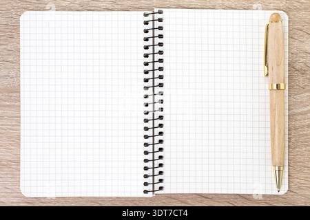 Weiße offene Notizbuch und Stift auf Holz Hintergrund Stockfoto