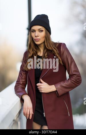 Junge, schöne Frau, die draußen posiert. Stilvolles Modeporträt Stockfoto