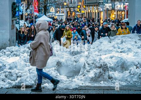 Tauwetter am Stachus, der Schnee schmilzt bei Plusgraden, das Pflaster ...
