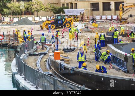 DUBAI, VAE – 16. NOVEMBER: Männlicher Bauarbeiter in Dubai, am 16. November 2013, Dubai, VAE. Dubai war die sich am schnellsten entwickelnde Stadt der Welt Stockfoto