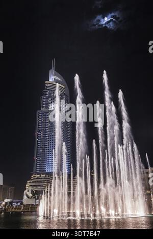 DUBAI, VAE - 13. NOVEMBER: Das Address Hotel in der Innenstadt von Dubai überblickt die berühmten Tanzbrunnen am 13. November 2012 in Dubai, VAE Stockfoto