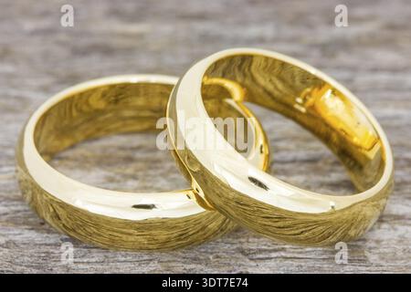 Paar goldene Hochzeit Ringe auf einem Holzfußboden Stockfoto