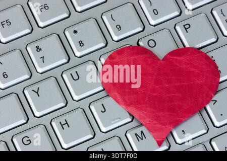 Rotes Herz auf der Computertastatur. Internet-dating-Konzept Stockfoto