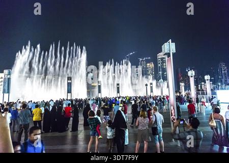 DUBAI, VAE - 13. NOVEMBER: Die Innenstadt von Dubai überblickt am 13. November 2013 die berühmten Tanzbrunnen in Dubai, VAE Stockfoto