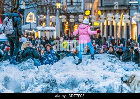 Tauwetter am Stachus, der Schnee schmilzt bei Plusgraden, das Pflaster ...