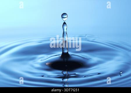 Tropfen, der ins Wasser fällt, sorgt für ein perfektes Tropfenspritzen Stockfoto