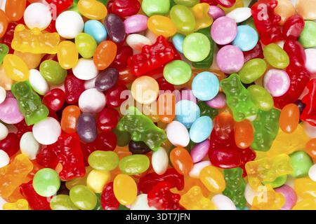 Sortierte Mischung aus bunten Bonbons und Gelees Stockfoto