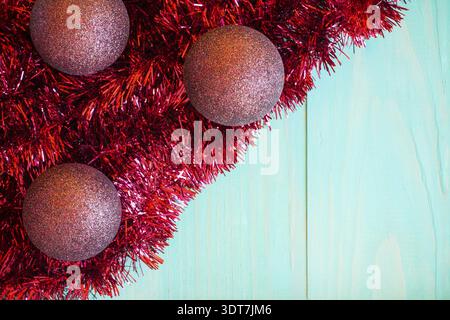 Rote Lametta und Weihnachtskugeln auf blauem Hintergrund Stockfoto
