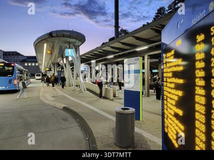 Bushaltestelle am frühen Morgen direkt neben dem Wuppertaler Hauptbahnhof, öffentliche Verkehrsanbindung, Nordrhein-Westfalen, Deutschland Stockfoto