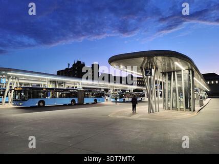 Bushaltestelle am frühen Morgen direkt neben dem Wuppertaler Hauptbahnhof, öffentliche Verkehrsanbindung, Nordrhein-Westfalen, Deutschland Stockfoto