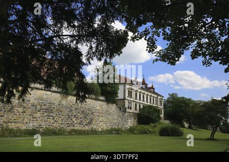 Historisches Schloss mit Garten und Mauer in Forchheim, umgeben von Natur, Forchheim, Bayern, Deutschland Stockfoto