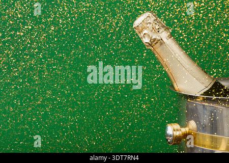 Sektflasche mit Sparkles in einem Eimer in festlicher Atmosphäre Stockfoto