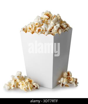 Popcorn in Pappeimer isoliert auf weißem Hintergrund Stockfoto