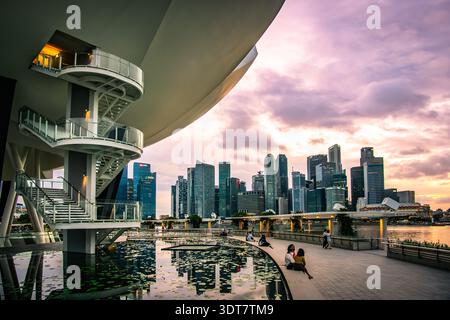 Epischer Blick auf die Skyline von Singapur von unterhalb des ArtScience Museums in Marina Bay. Stockfoto