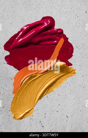 Abstrakte Farbstriche in Rot, Orange und Gelb auf strukturiertem Hintergrund warme Farbpinselstriche abstrakte Textur Rot Orange Gelb Pinsel Stockfoto