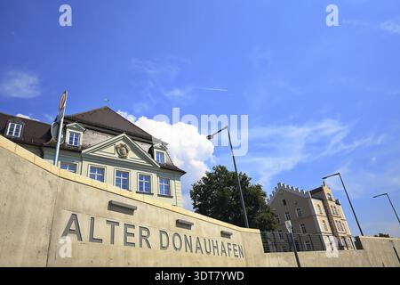 Blauer Himmel über dem Alten Donauhafen in Donauwoerth, Donauwoerth, Bayern, Deutschland Stockfoto