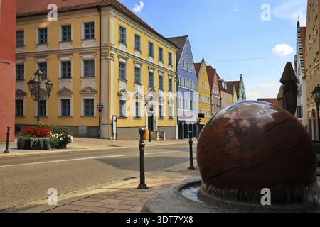 Altstadtgasse mit Ballbrunnen und Geschäften in Donauwoerth, Donauwoerth, Bayern, Deutschland Stockfoto
