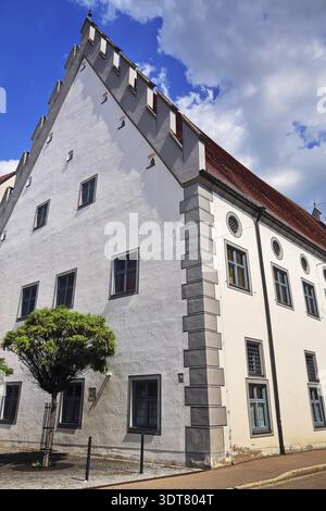 Fuggerhaus Renaissance-Gebäude mit weißer Fassade und markantem Giebel, Donauwoerth, Bayern, Deutschland Stockfoto