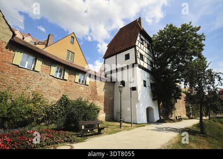 Altes Stadttor Faerbertoerl neben einem Fachwerkhaus mit umliegender Vegetation, Donauwoerth, Bayern, Deutschland Stockfoto
