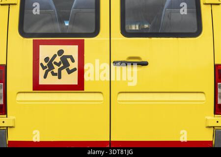 Rückansicht des gelben Schulbusses. Nahansicht des gelben Schulbusses Stockfoto